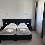 Leo Hotel *