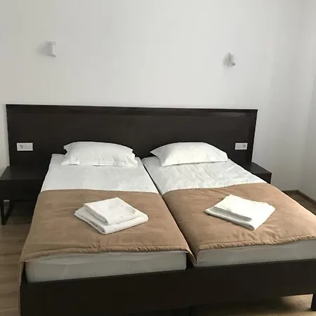 Leo Hotel
