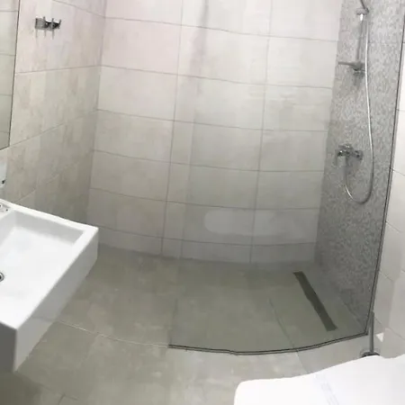 Leo Hotel *